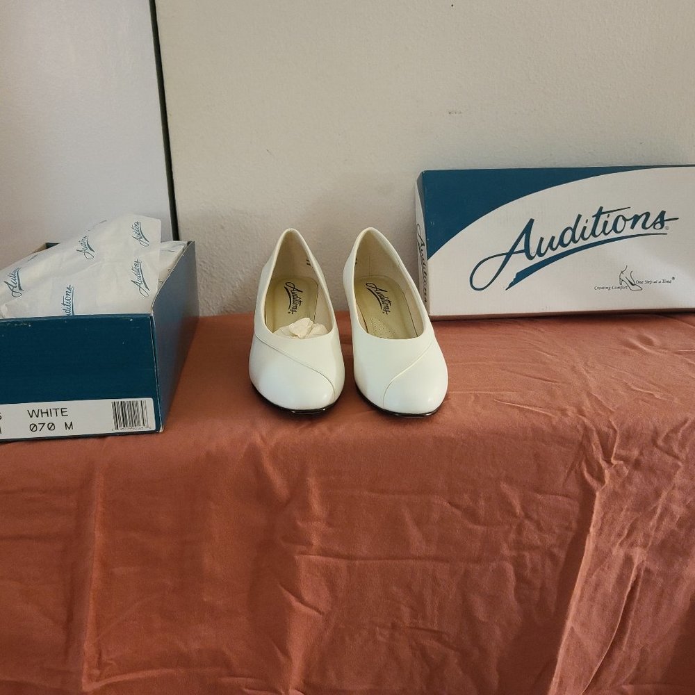 Audition Ladies Focus White Pumps (Size 7) 2" heel